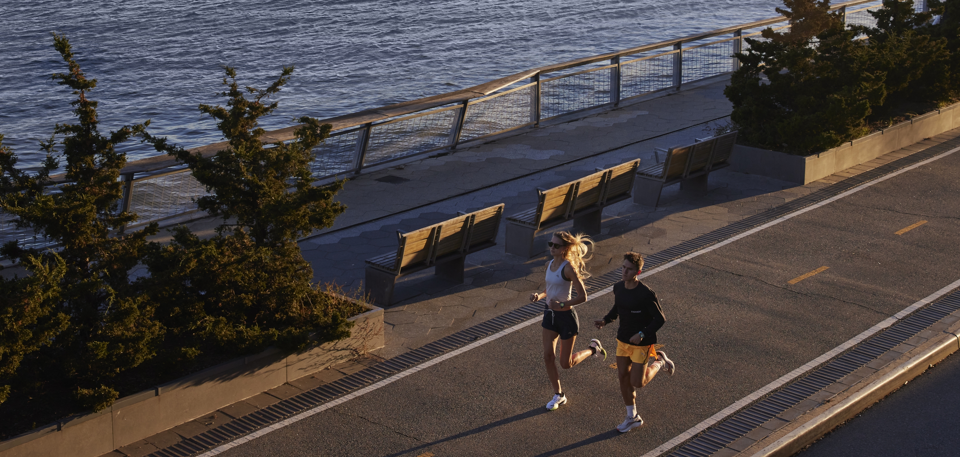 Des gens font du jogging avec le nouveau Garmin Forerunner 965