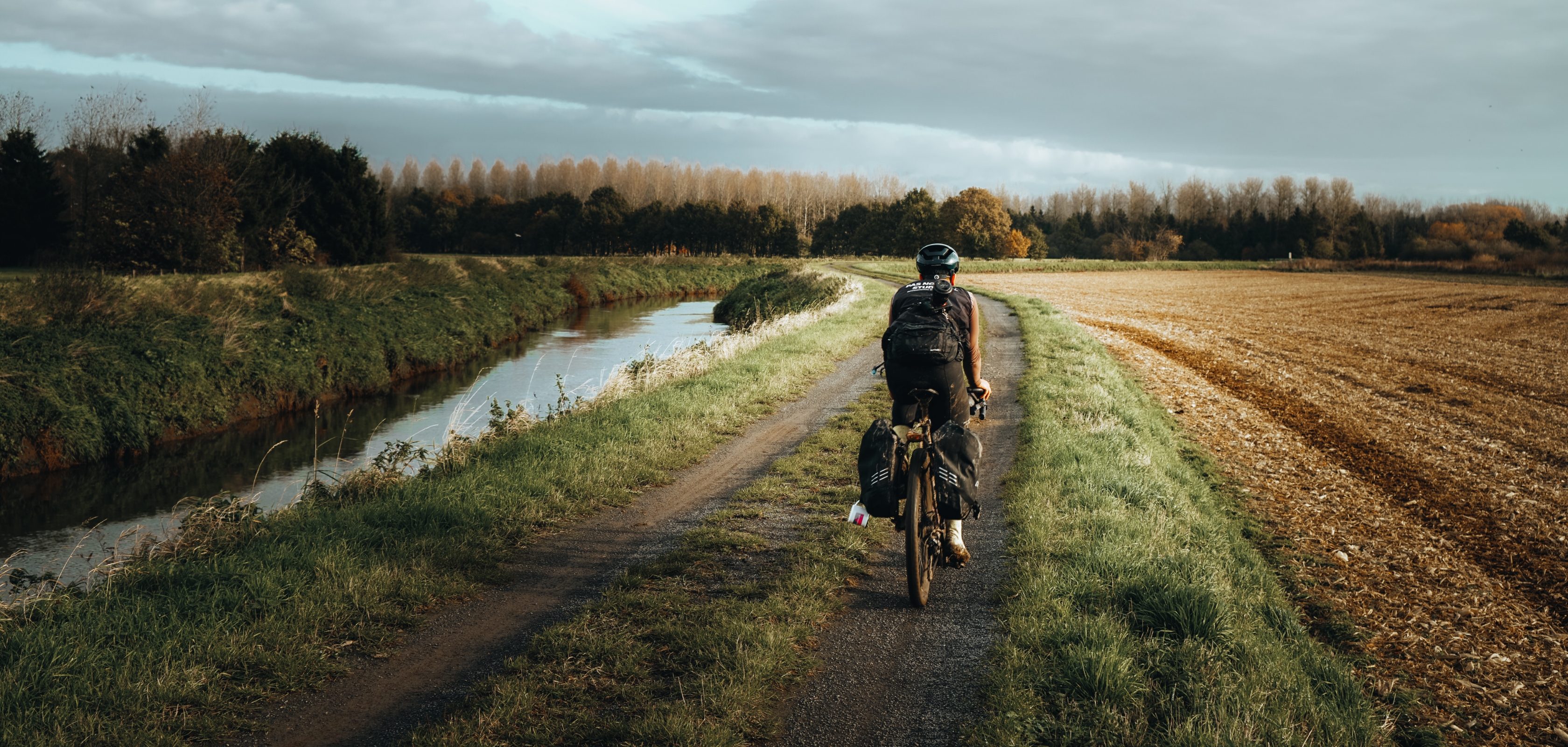 Mensen rijden met de fiets op gravel routes in België