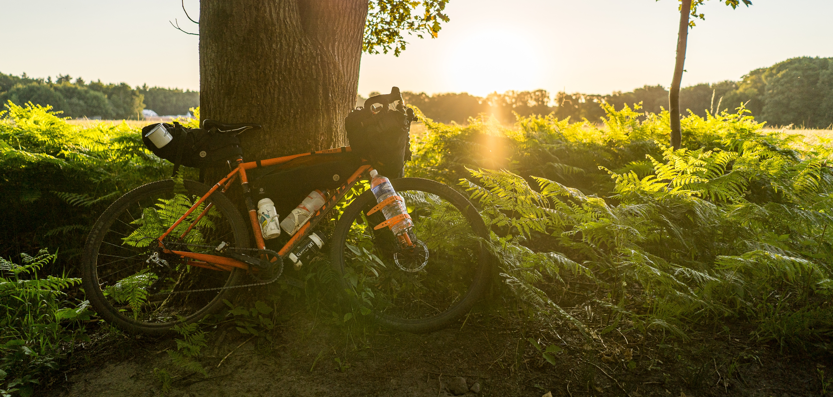 Mensen rijden met de fiets op gravel routes in België in de Ardennen