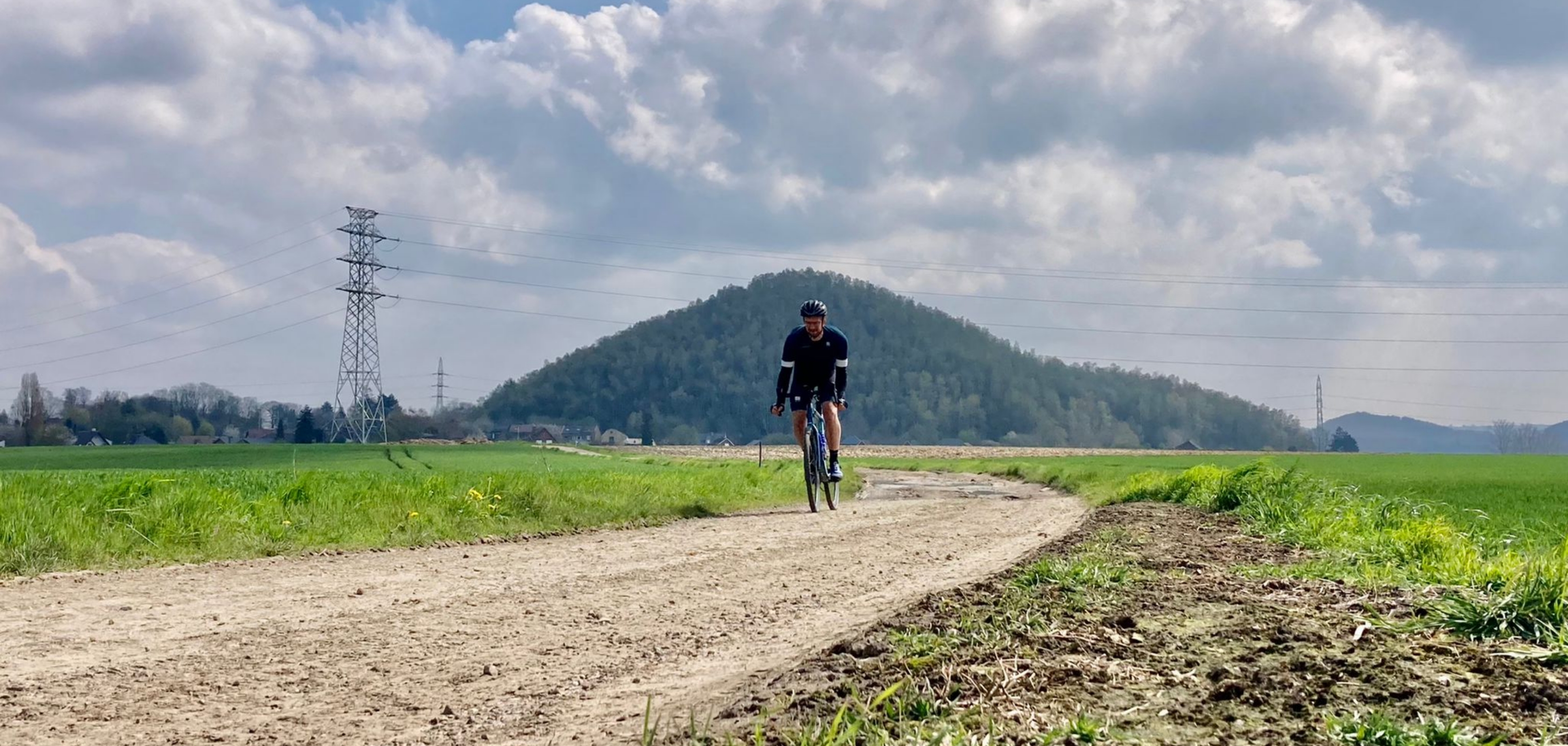 Mensen rijden met de fiets op gravel routes in België in de Ardennen