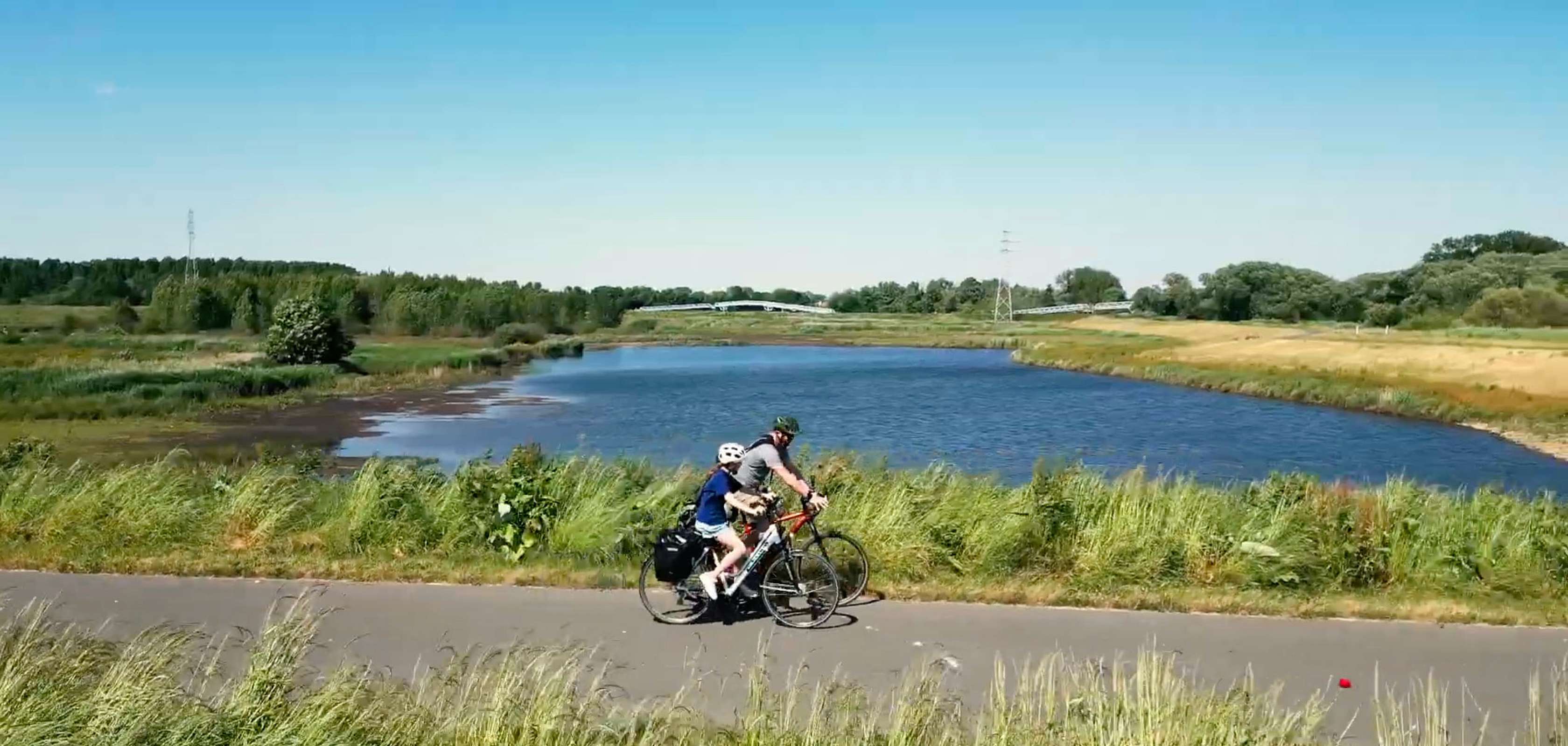 Niko en Liv aan het fietsen naast het water