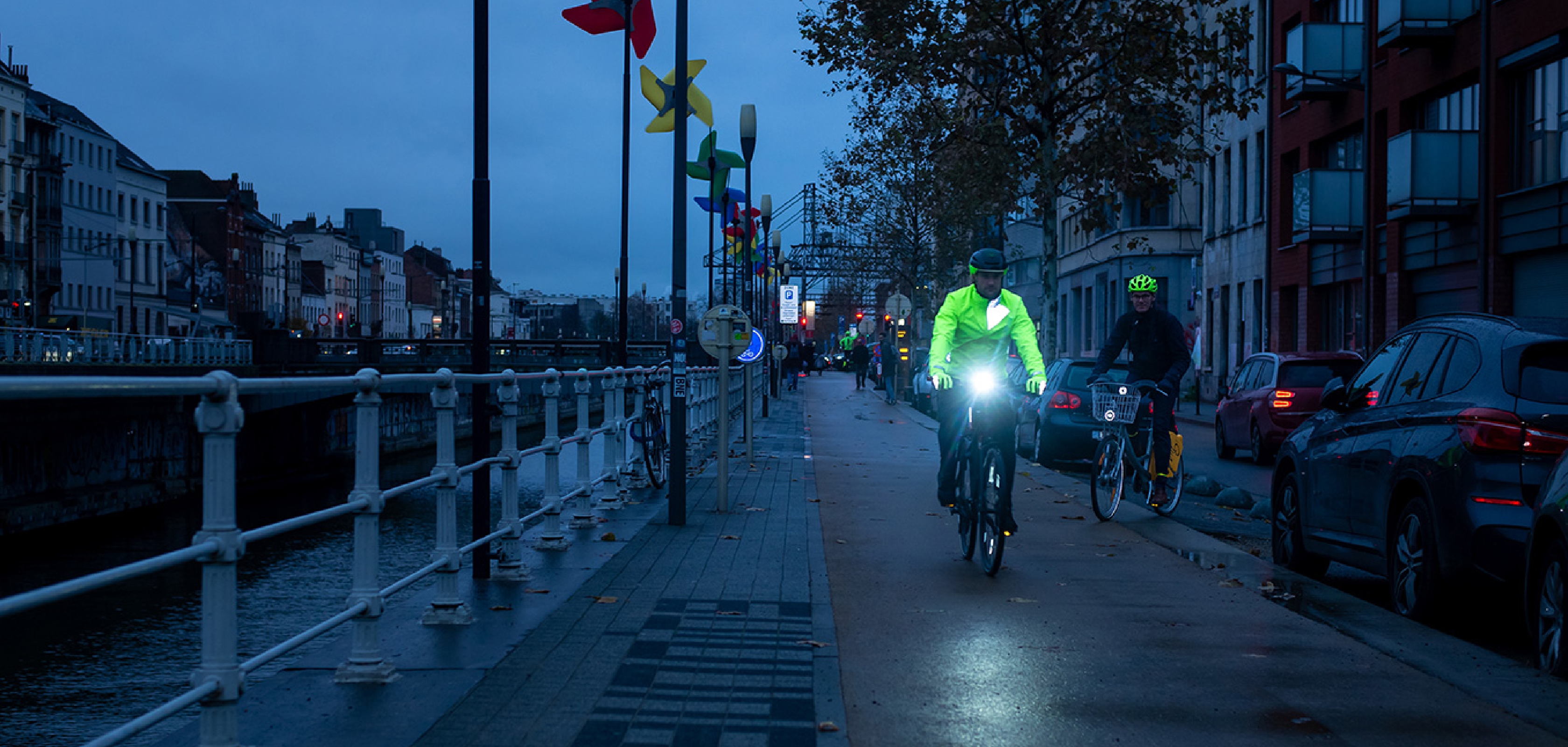 Fietser in het donker met fietsverlichting