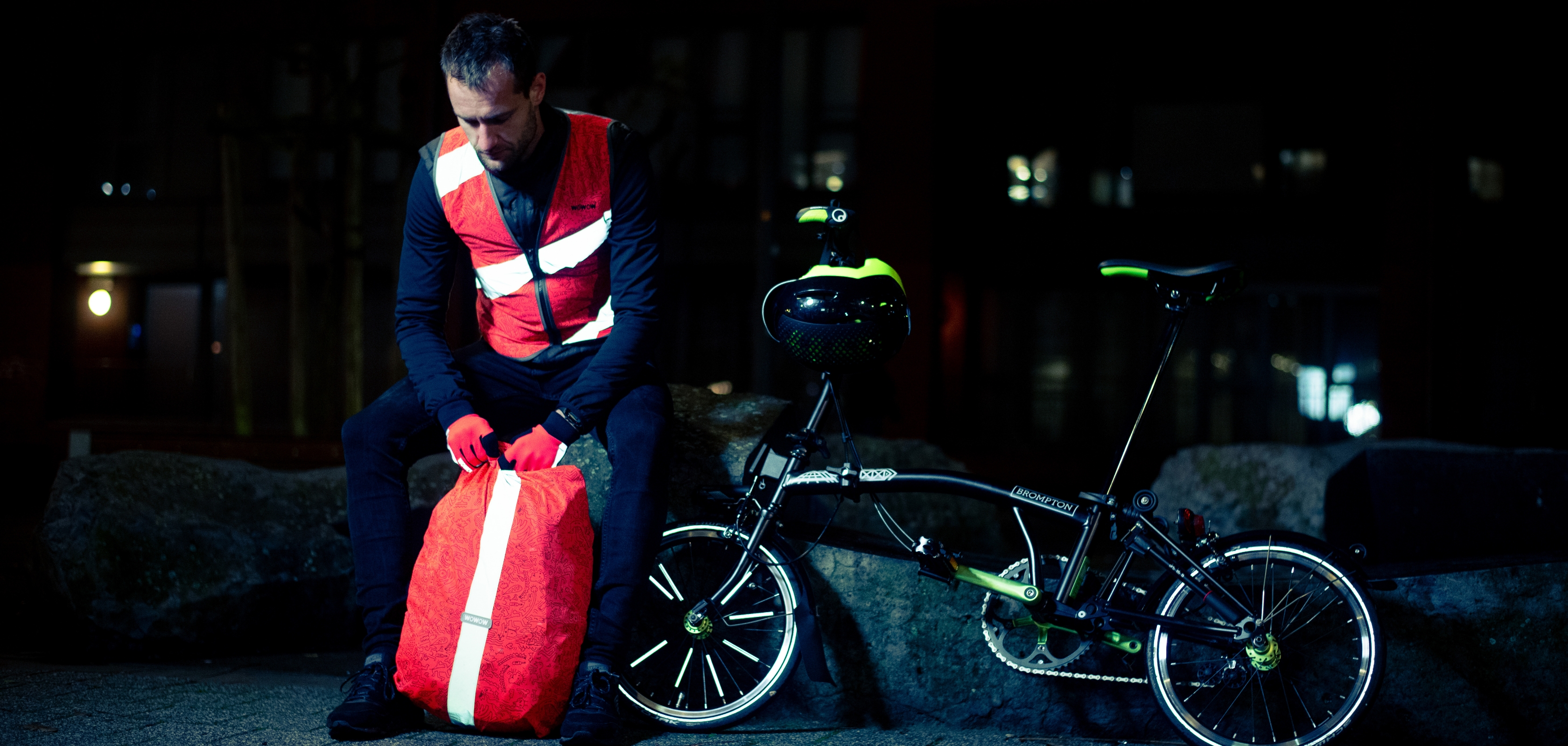 Man op de fiets met fluohesje