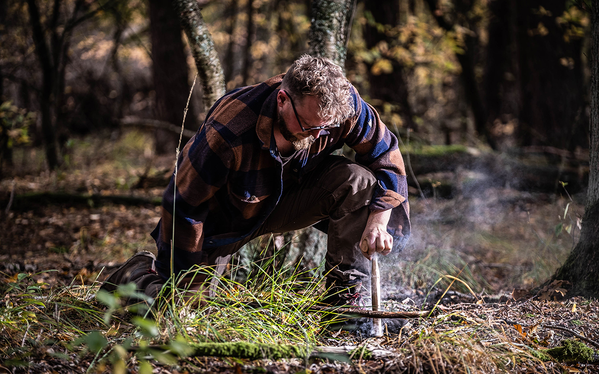 Joris est adepte du bushcraft et a testé deux haches et un kit allume-feu