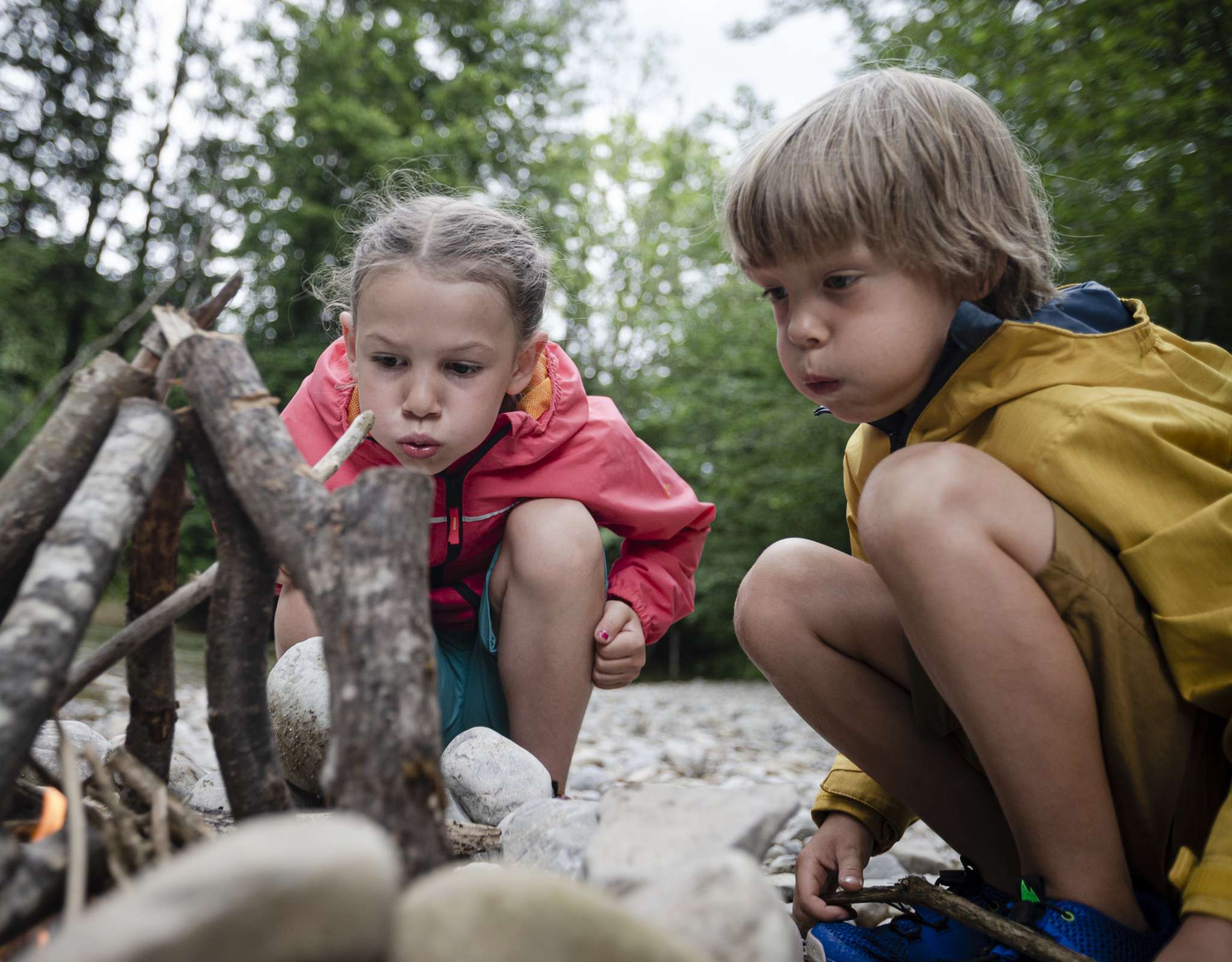 Kids blazen kampvuur aan