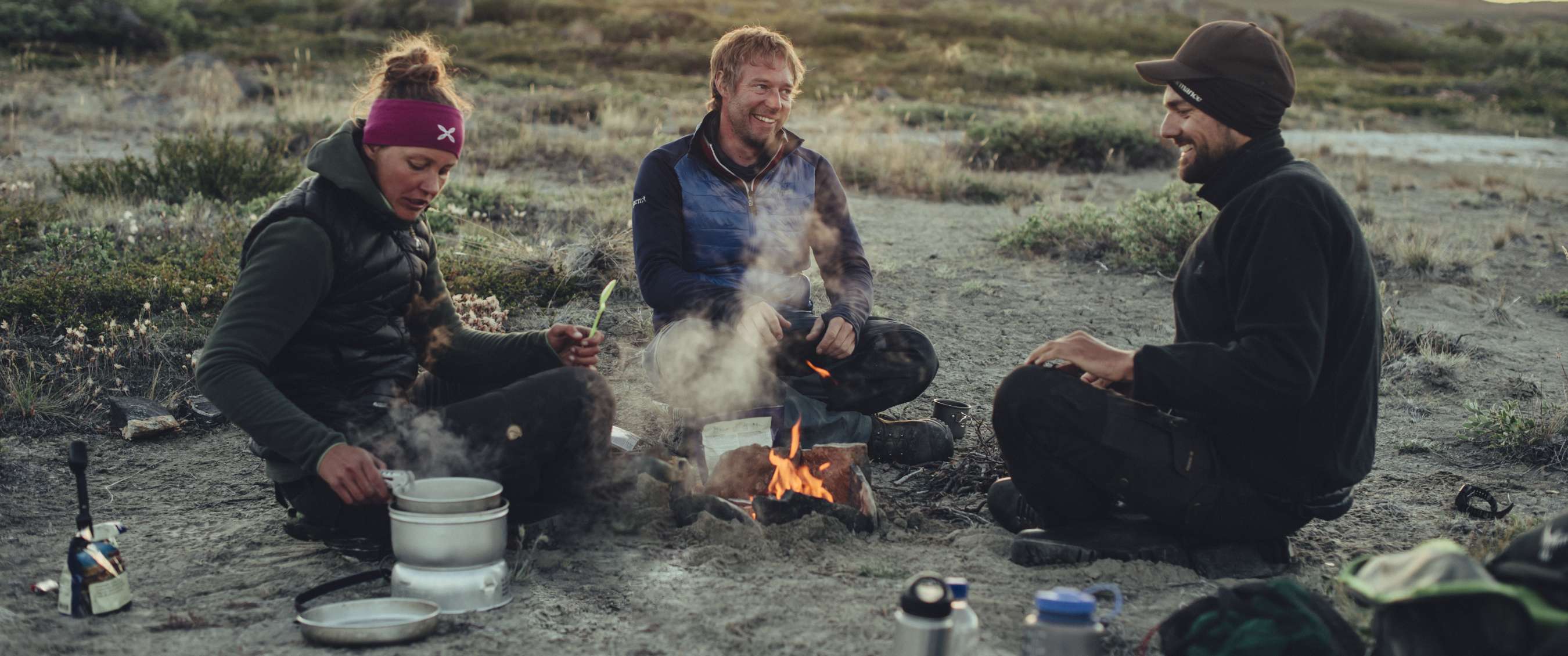 Mensen koken op de camping