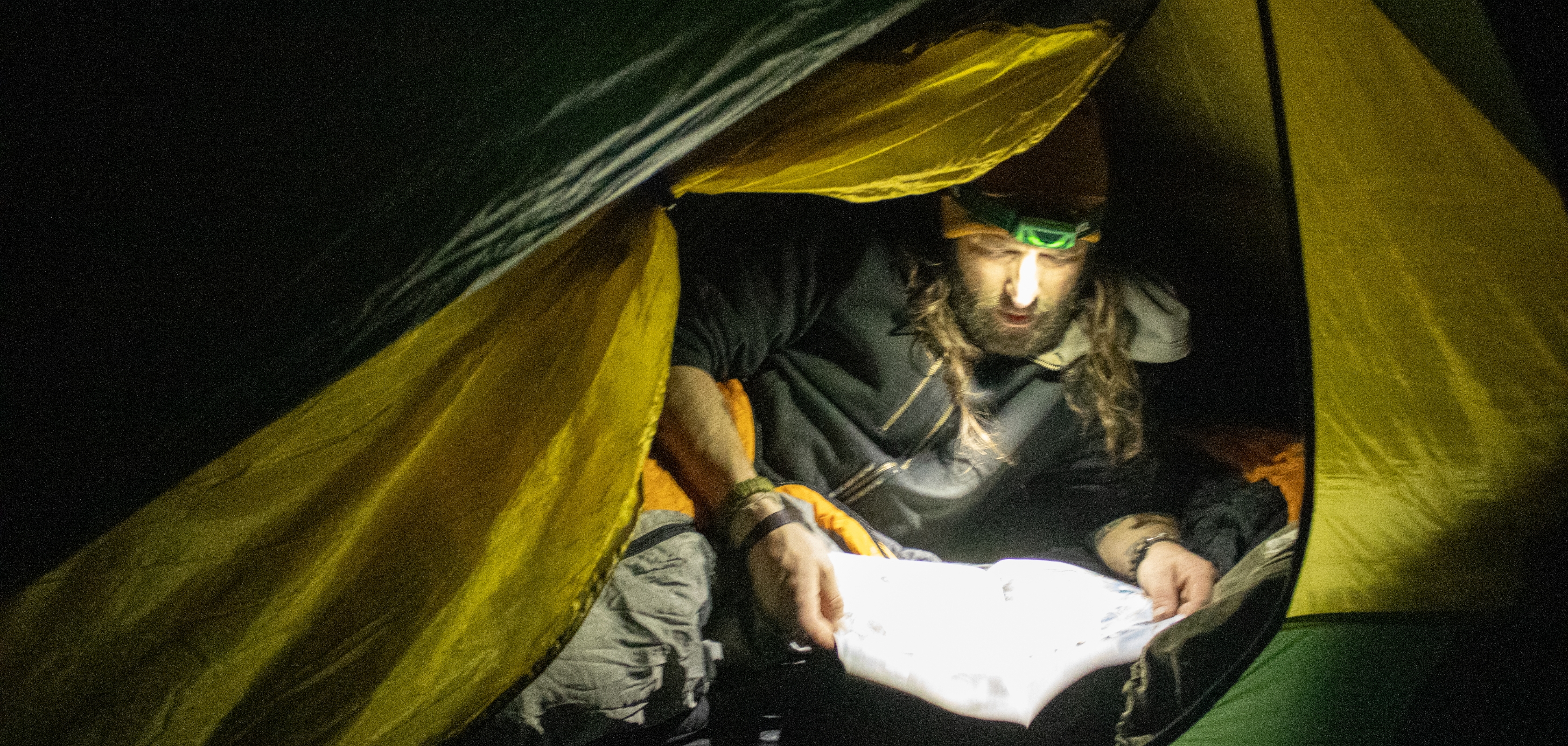 Frederic gebruikt de nieuwe Petzl Tikkina hoofdlamp in een tent