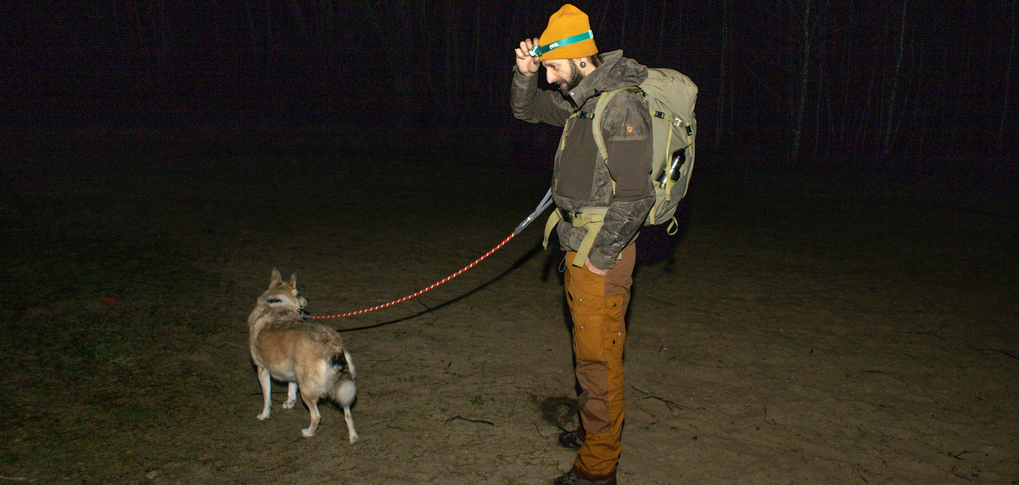 Frederic gebruikt de Petzl Tikkina hoofdlamp tijdens het wandelen ‘s nachts