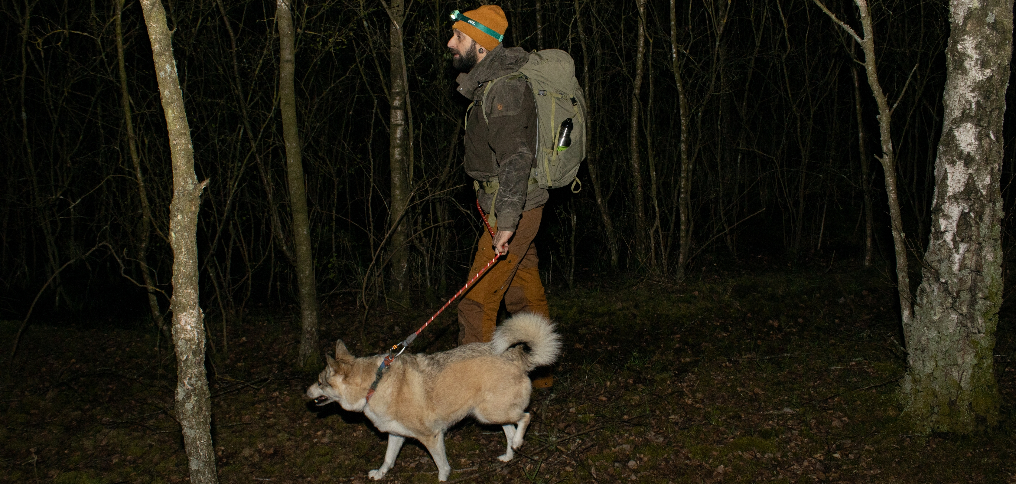 Frederic wandelt met de nieuwe Petzl Tikkina hoofdlamp in het donker door het bos