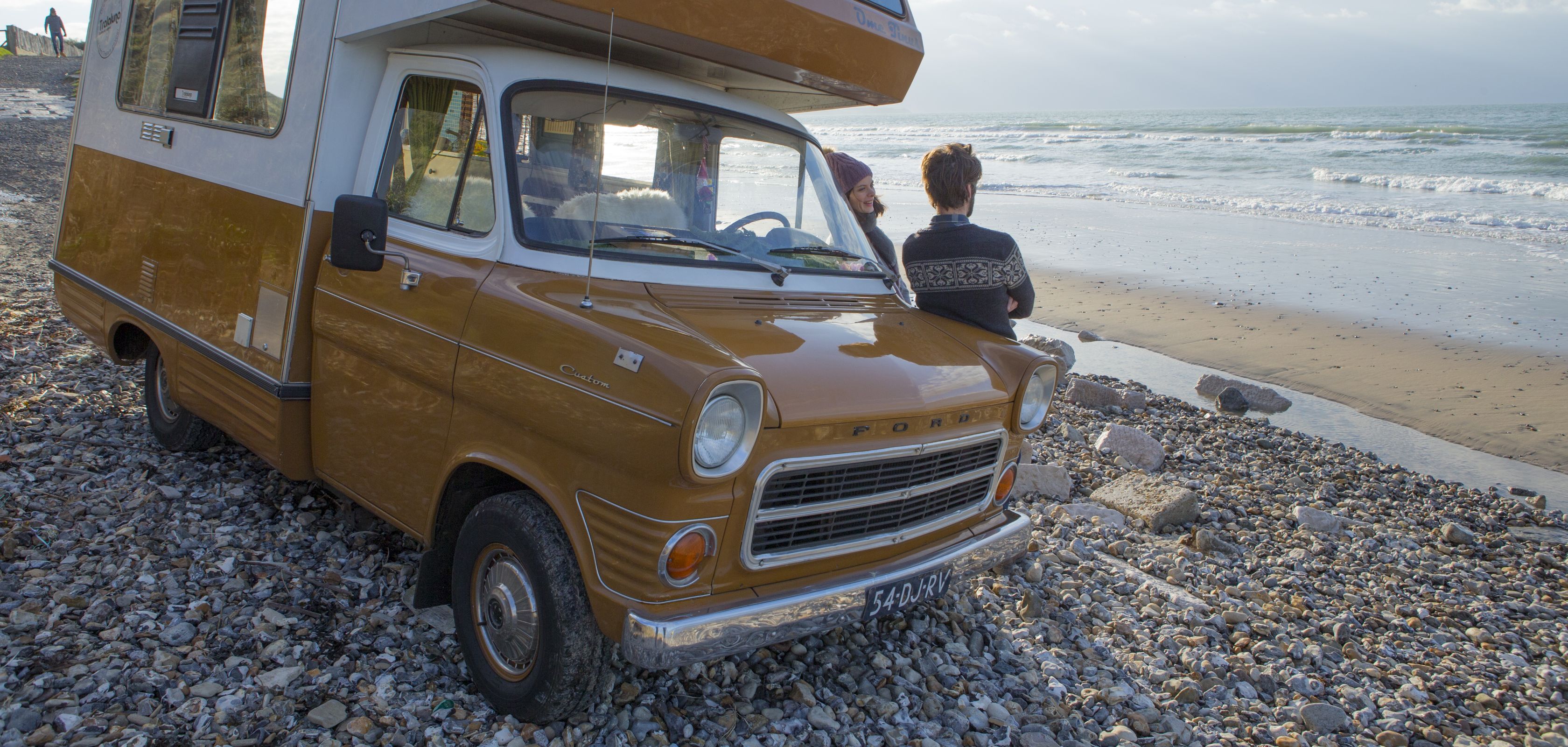 Mensen met de campervan aan het strand