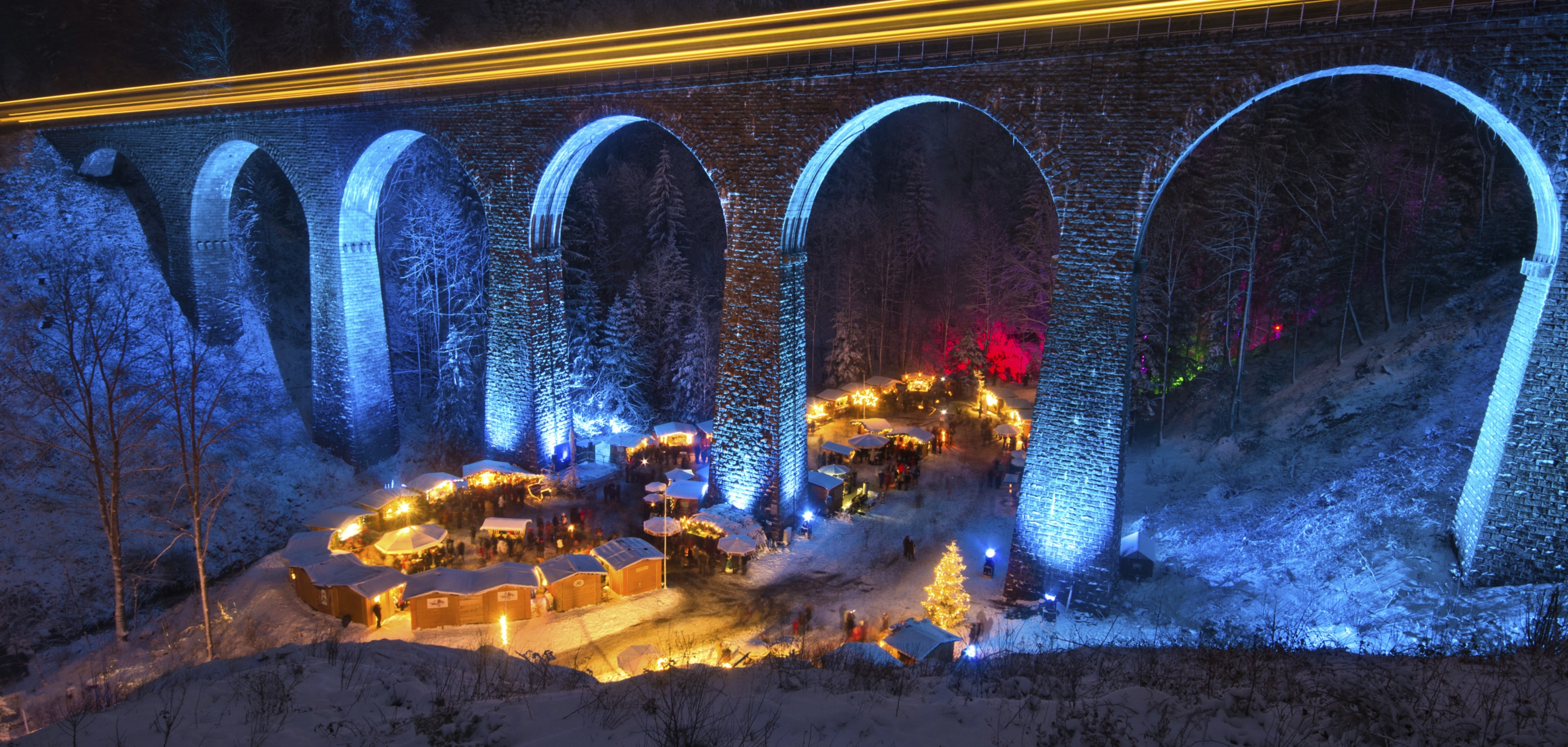 De mooie kerstmarkt in het Zwarte Woud in de Ravennakloof