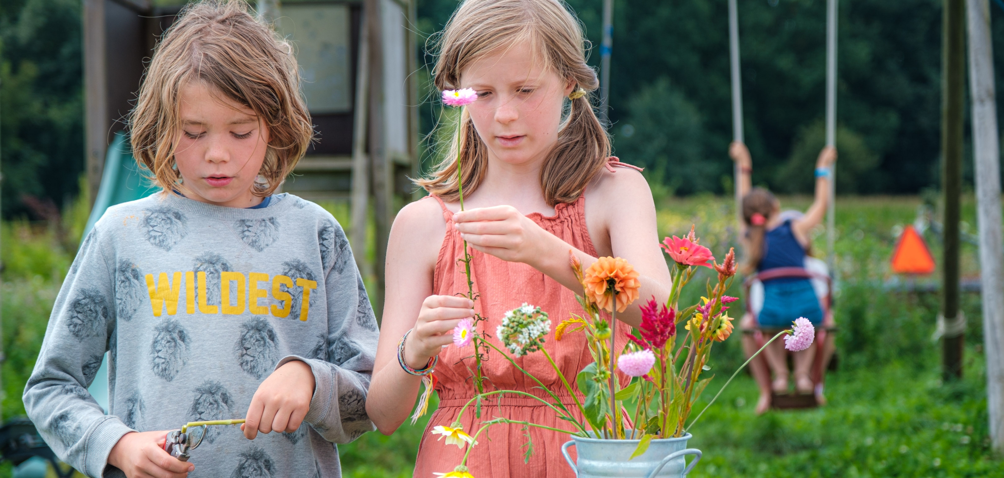 Kinderen in de bloementuin van Kaat