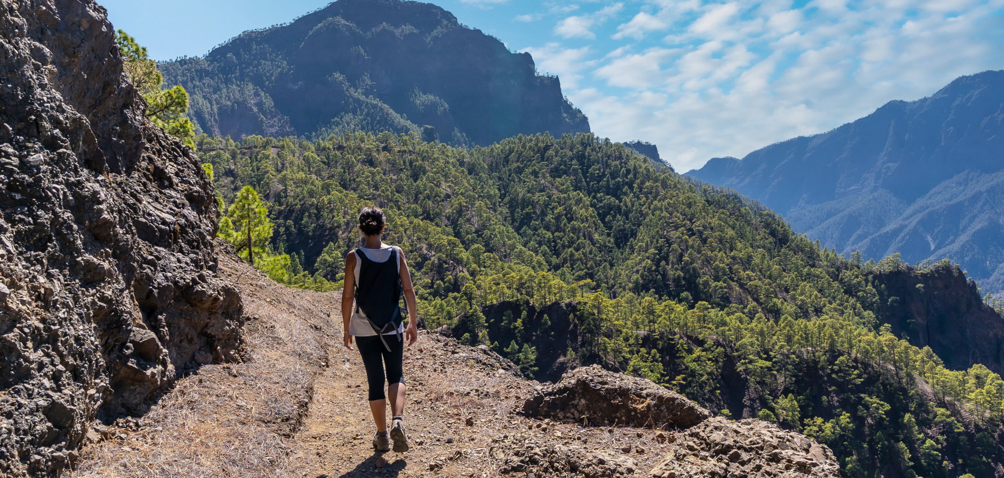 Vrouw wandelt over de Caldera de Taburiente op La Palma