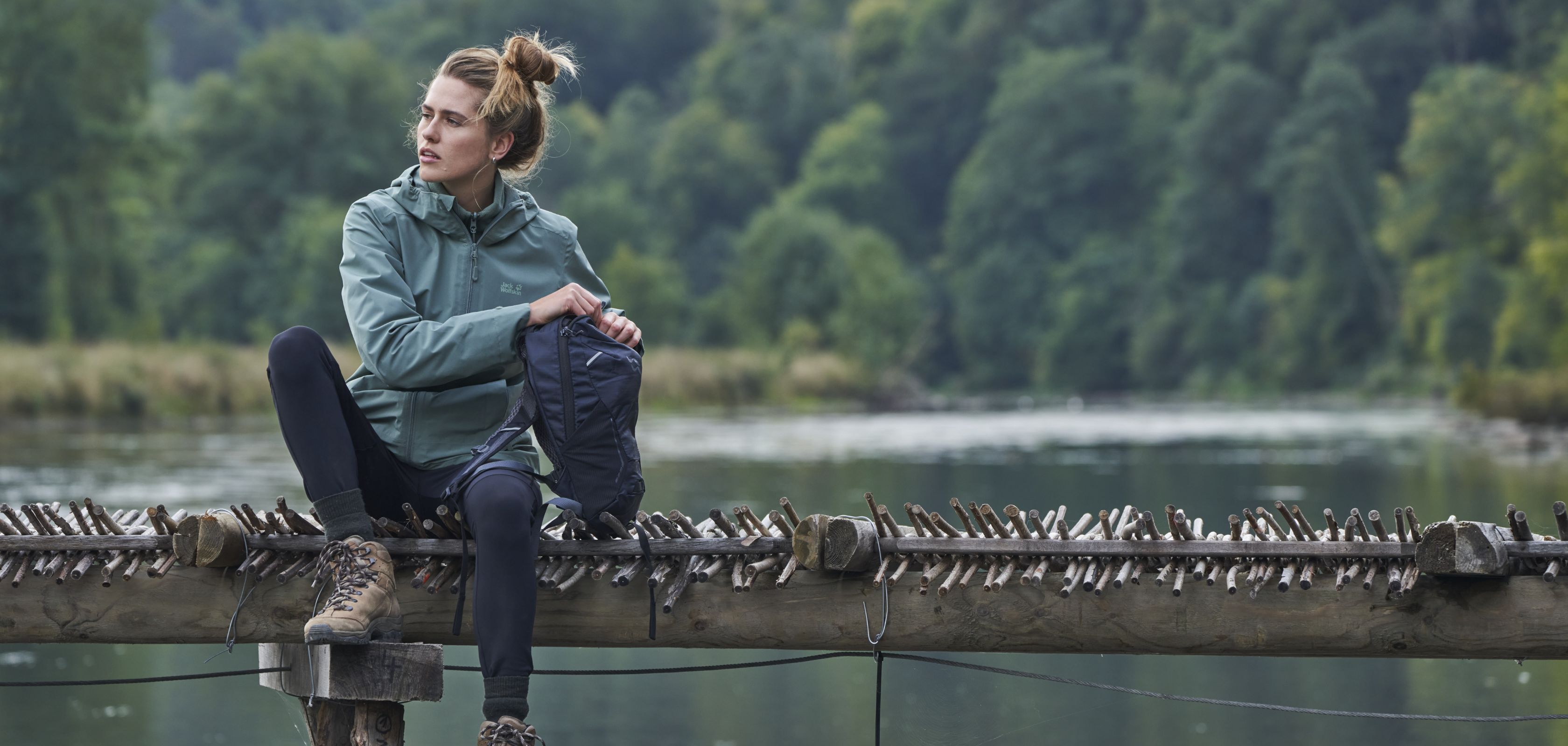 Vrouw gebruikt materiaal om dagelijks te wandelen en zo gezond te zijn