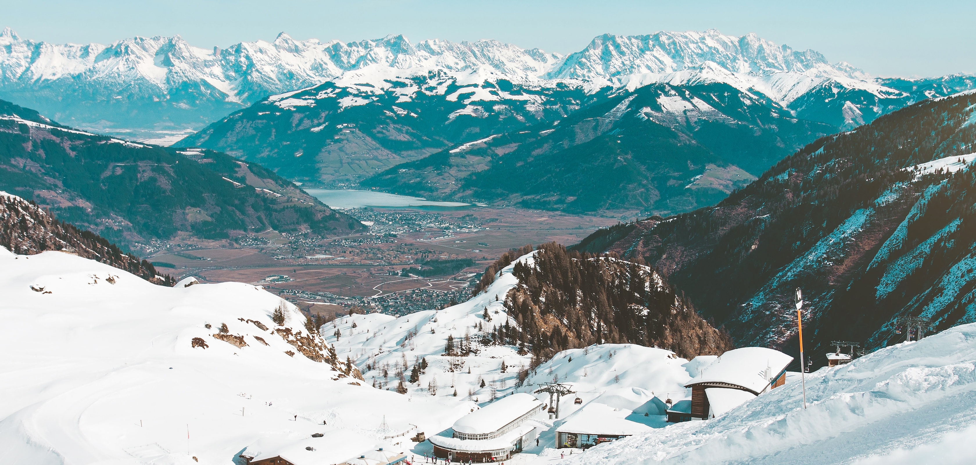 Skiër die naar een vallei skiet 